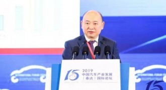 江淮汽车项兴初发表《前行五十五载谋新求变再出发》主题报告