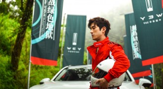与平庸划清界限，李治廷亲自为巴博斯车主交车