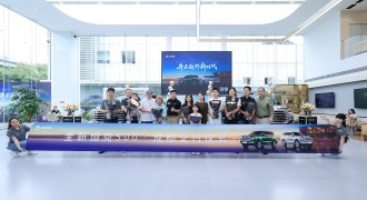 从越野到城市！全新坦克500 全球首批交付，魏建军携车主解锁 “一车抵三车” 新体验
